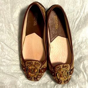 Michael Kors gently used ballerina. Thank you for your likes and sharing.